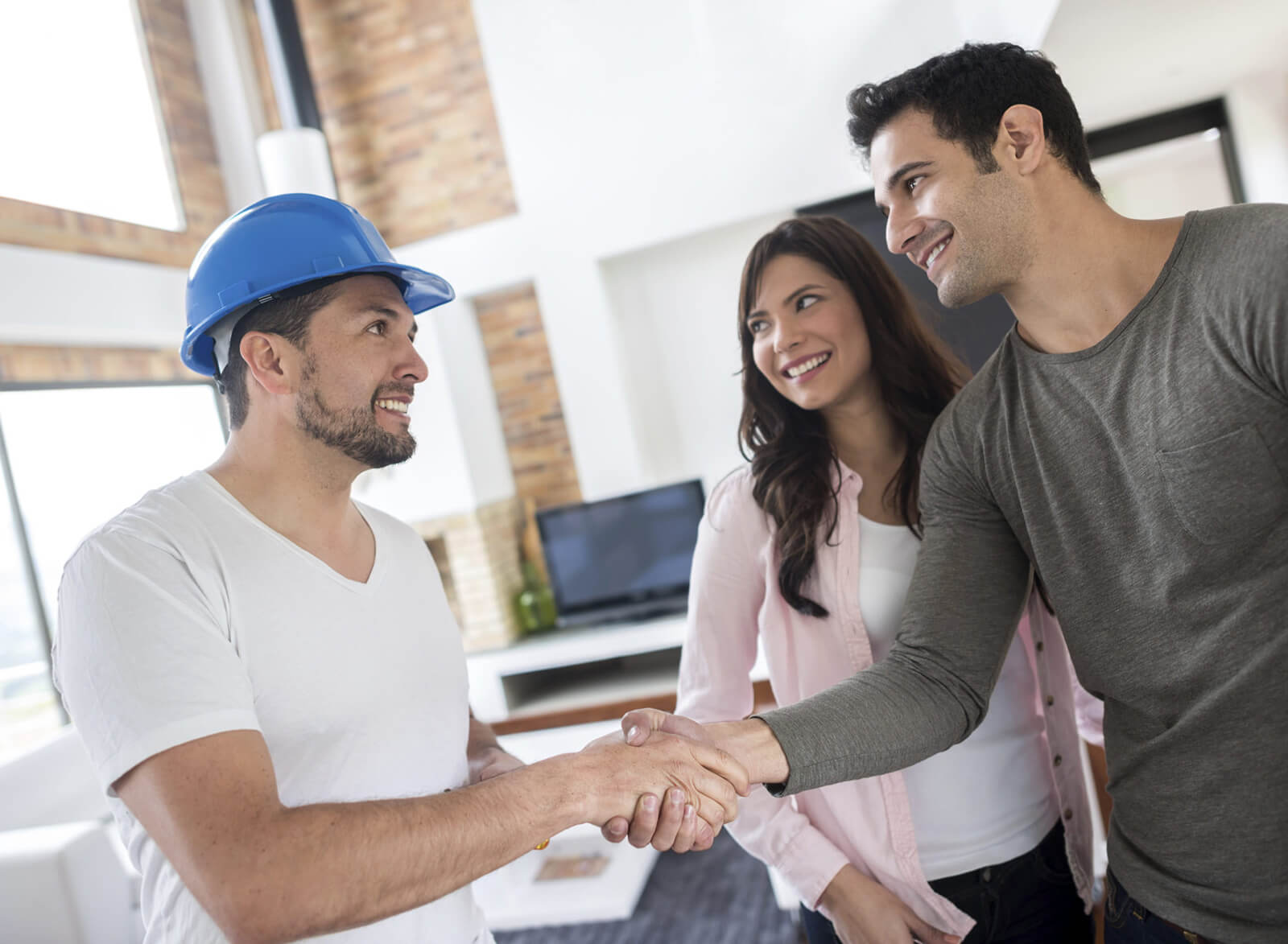 Contractor-Shaking-Hands-with-Homeowne_1600w-2