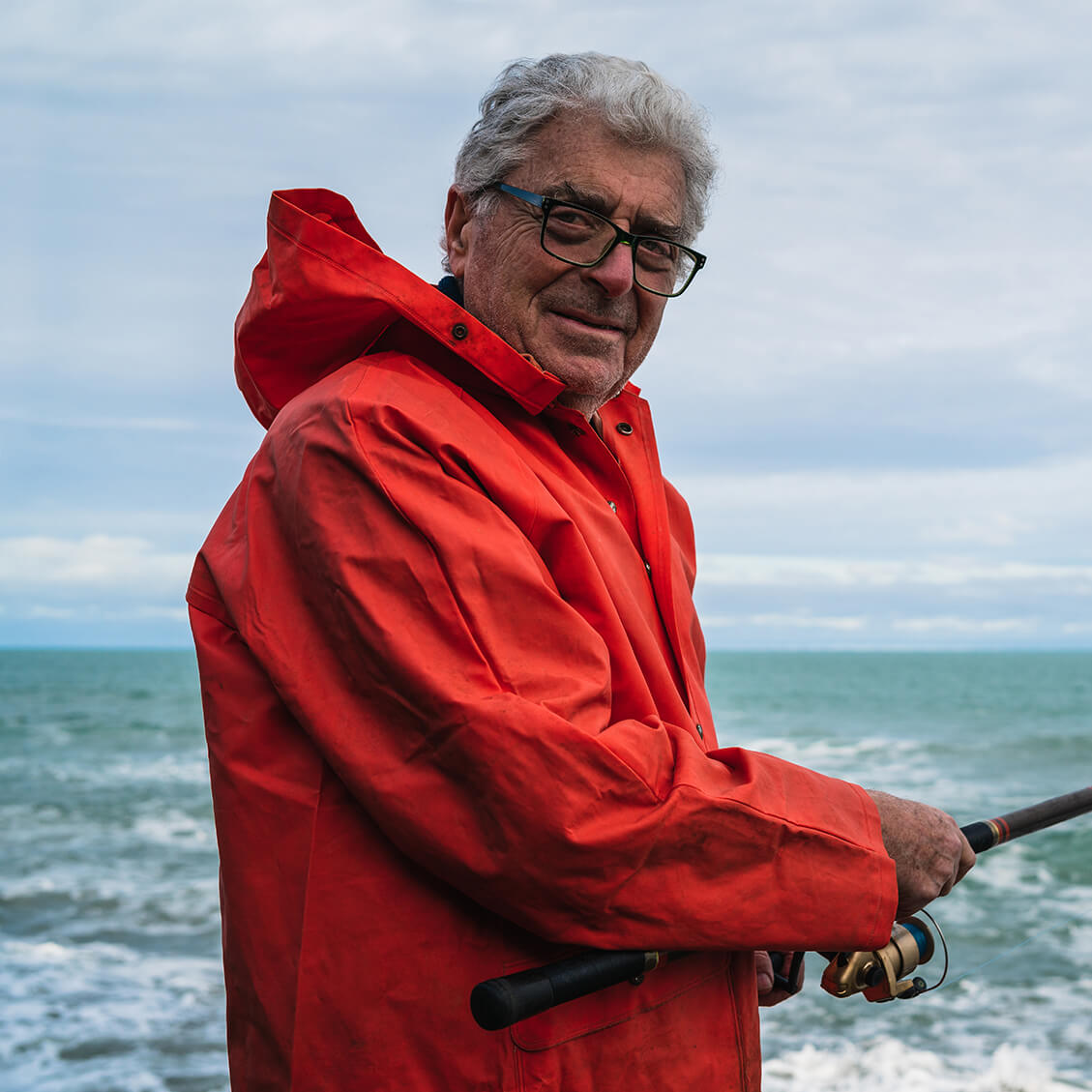 old-man-fishing-in-the-sea-1129×1129